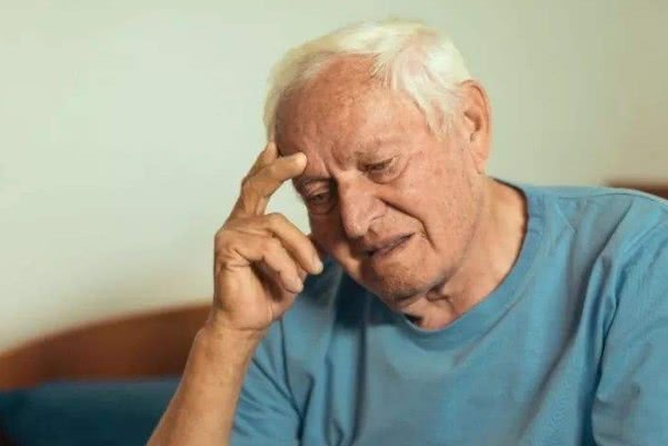 為什么會(huì)出現(xiàn)老年癡呆？老年癡呆一般的誘發(fā)條件！